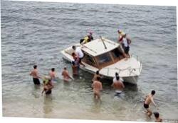 Mob Of Naked Dudes In Sydney Plunge Into The Sea To Save Family From Burying Boat Daily Mail Online 962x642