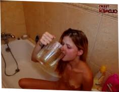 Piss Drinking Teeny Mega-bitch Pisser Jeune Tramp 1024x768