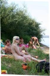 There S A Beach Soiree Going On While These Two People Fuck In The Middle Of It La Playa La Fiesta Fuck Nude 683x1024